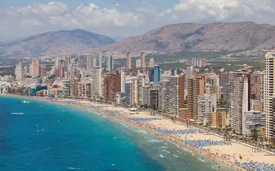 50.000 personas disfrutan del eclipse en las playas de València