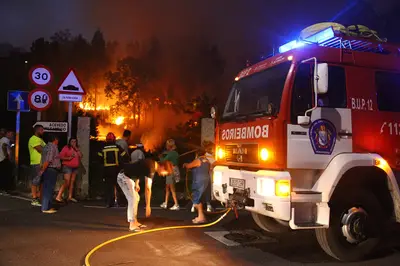 Extinguido un incendio forestal en Lugo mientras Galicia controla el de Ponteareas